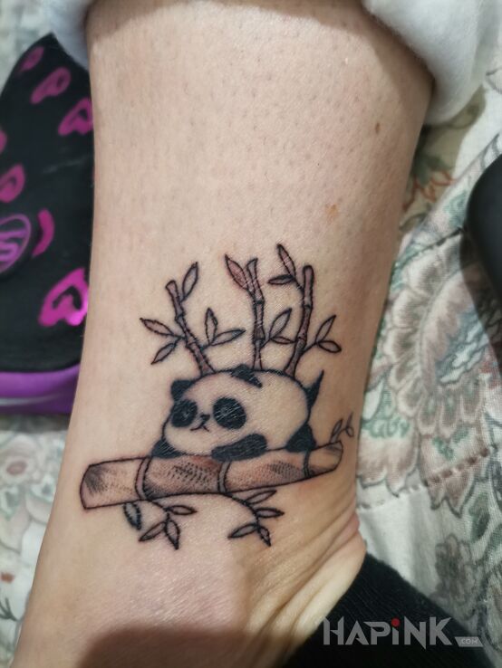 Tattoo Panda in animals motif and graphic / illustrative style on the leg