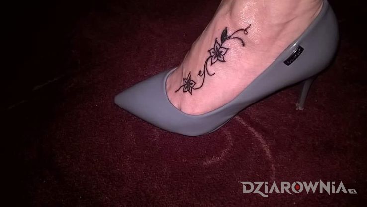 Tatuaż kwiaty w motywie kwiaty na stopie