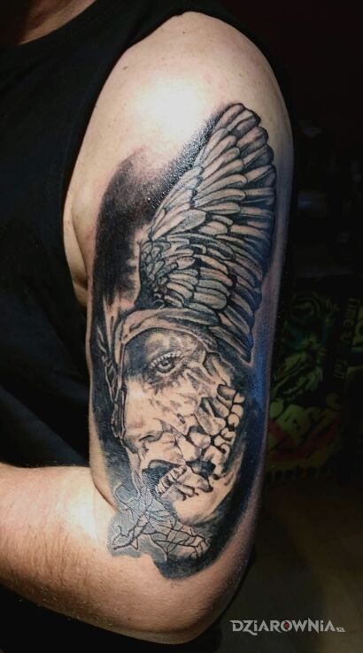 Tatuaż blackgray w motywie czarno-szare na ramieniu