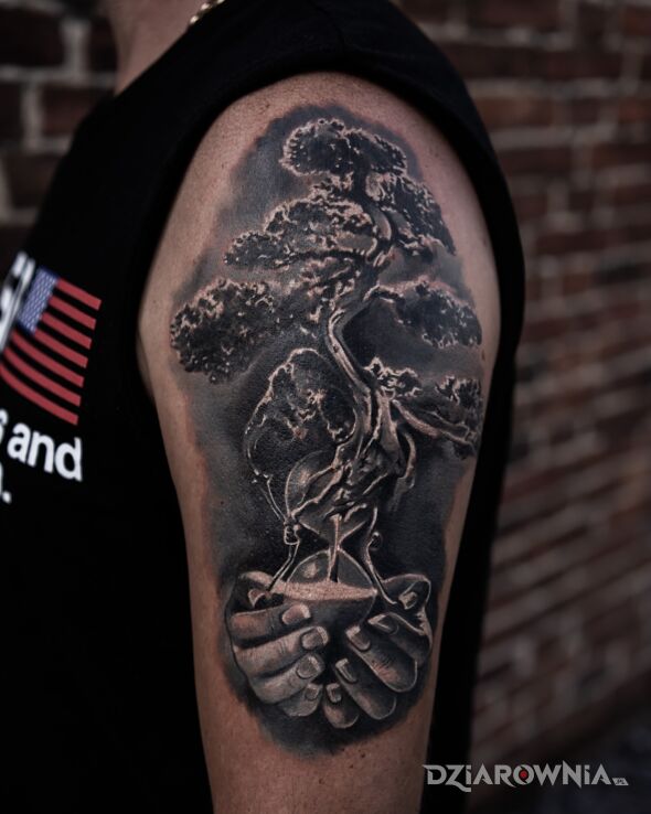 Tatuaż drzewko bonsai w motywie czarno-szare i stylu graficzne / ilustracyjne na barku