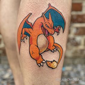 Tatuaż Pokemon charizard na łydce motyw: kolorowe styl: kreskówkowe / komiksowe