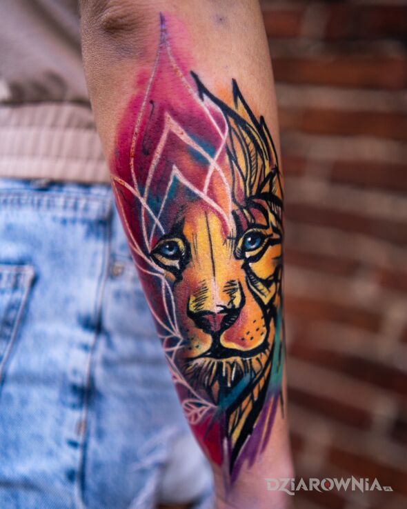 Tatuaż kolorowy tygrys w motywie kolorowe i stylu graficzne / ilustracyjne na przedramieniu