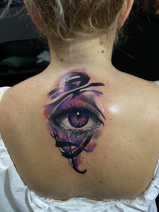 Tatuaż oko w motywie kolorowe i stylu abstrakcyjne na plecach