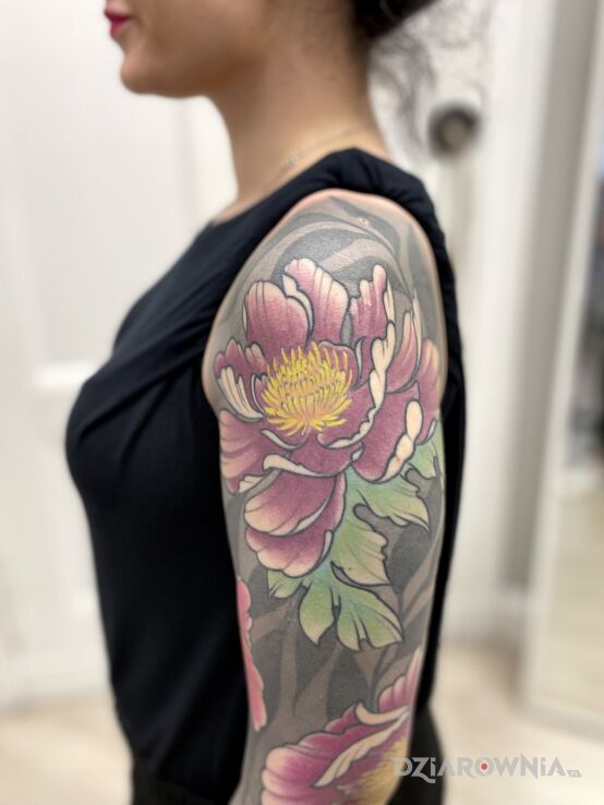 Tatuaż kwiatki japońskie rękaw w motywie kwiaty i stylu japońskie / irezumi na ramieniu