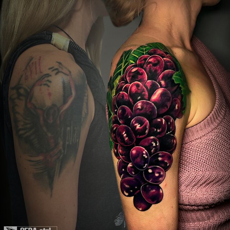 Tatuaż winogrona coverup w motywie cover up i stylu realistyczne na ramieniu