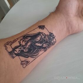 Tatuaż Karta do gry na ręce motyw: czarno-szare styl: graficzne / ilustracyjne