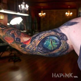 Tattoo Eye of the Crocodile on the upper arm motif: 3D style: realistic