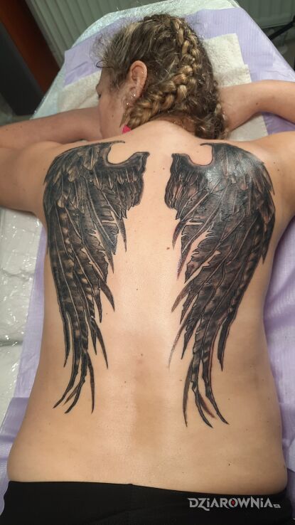 Tatuaż skrzydła w motywie anioły i stylu blackwork / blackout na plecach