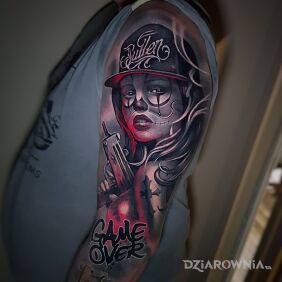 Tatuaż Kobieta z bronią na ramieniu motyw: 3D styl: realistyczne