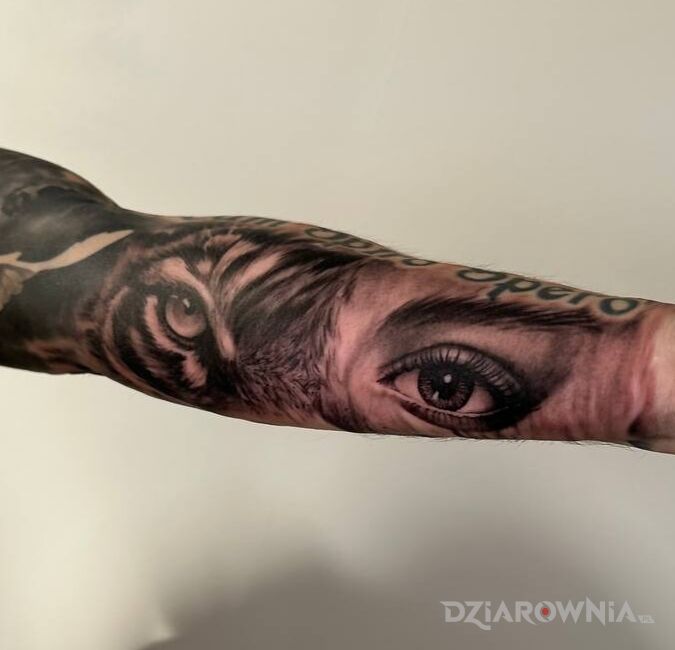 Tatuaż tygrys ta kobieta w motywie postacie i stylu realistyczne na przedramieniu
