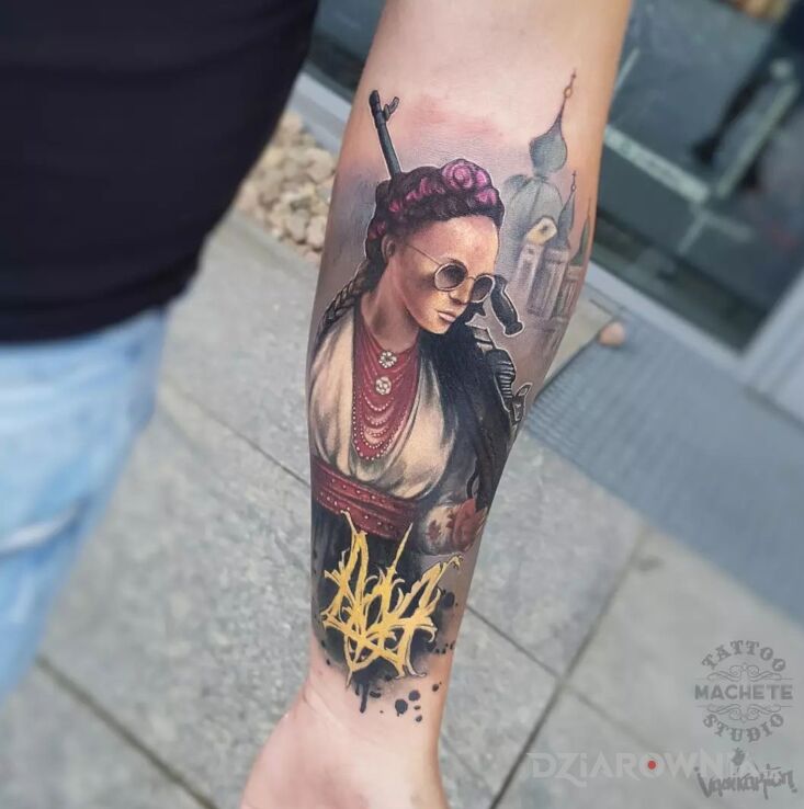Tatuaż kobieta z bronią w motywie czarno-szare i stylu watercolor na przedramieniu