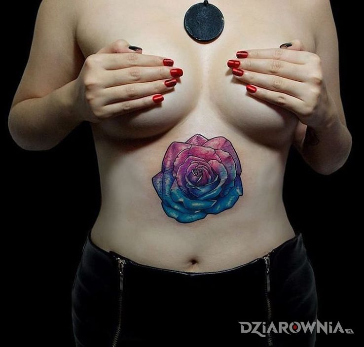 Tatuaż różyczka w motywie kwiaty na brzuchu
