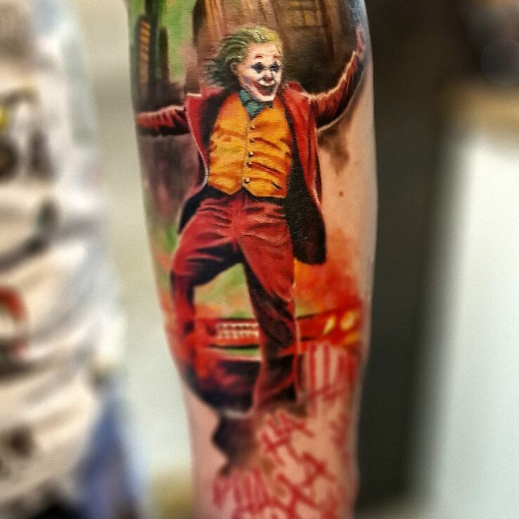 Tatuaż joker w motywie postacie i stylu iluzja optyczna na bicepsie