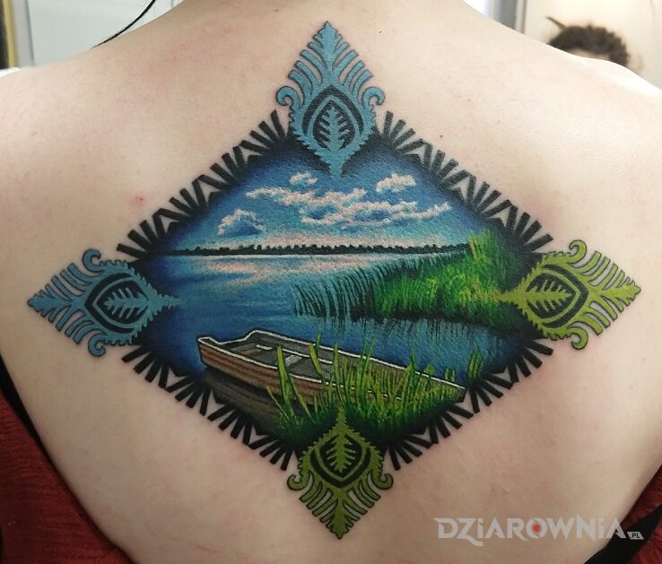 Tatuaż mazury w motywie kolorowe i stylu realistyczne na plecach