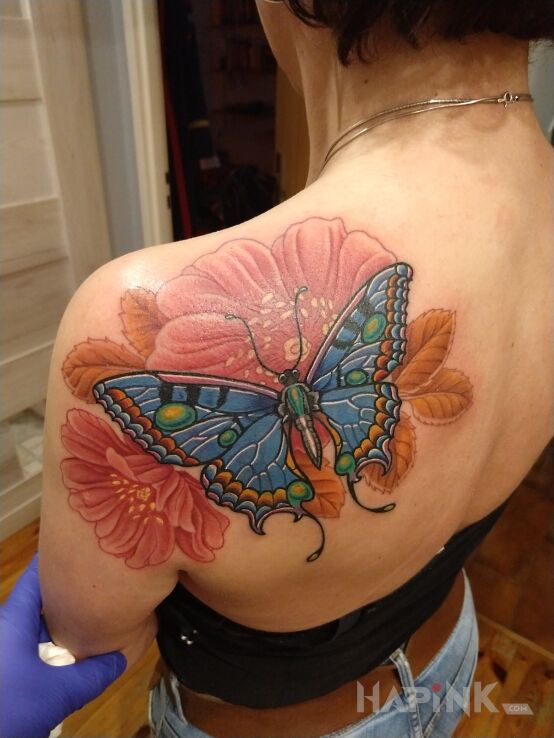 Tattoo Cover in flowers motif and graphic / illustrative style on the shoulder blades