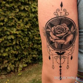 Tatuaż Kobiecy ornament na ramieniu motyw: ornamenty styl: realistyczne