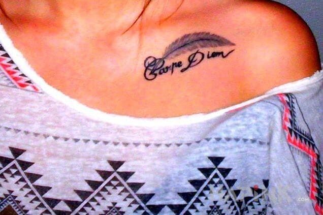 Tattoo Carpe Diem in lettering motif on the collarbone