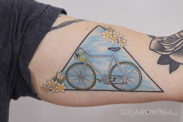 Tatuaż rower lover w motywie kwiaty i stylu graficzne / ilustracyjne na ramieniu