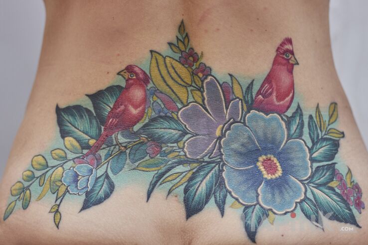 Tattoo Cover na lędźwiach in cover-up motif and graphic / illustrative style on the back