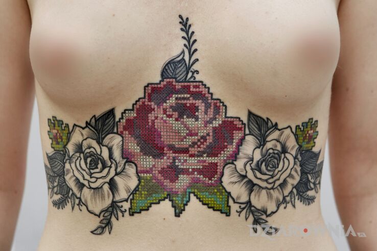 Tatuaż  róża haft w motywie pikselowane i stylu geometryczne pod piersiami (underboob)