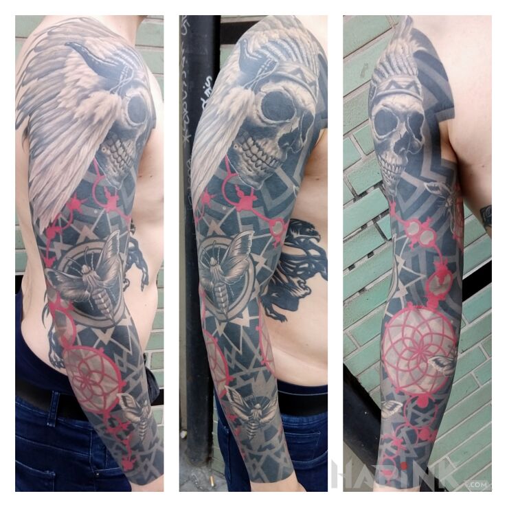 Tattoo Abstrakcyjny graficzny rękaw in mandalas motif and geometric style On the arm