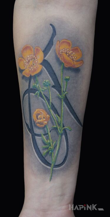 Tattoo Mały tatuaż in flowers motif and realistic style On the arm