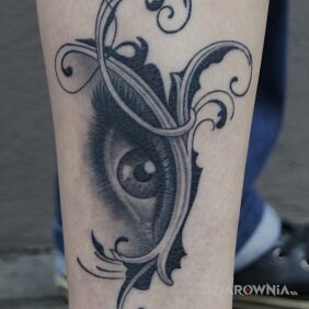 Tatuaż Ornament z okiem na nodze motyw: czarno-szare styl: realistyczne