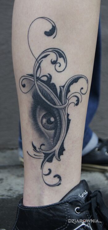 Tatuaż ornament z okiem w motywie anatomiczne i stylu geometryczne na łydce