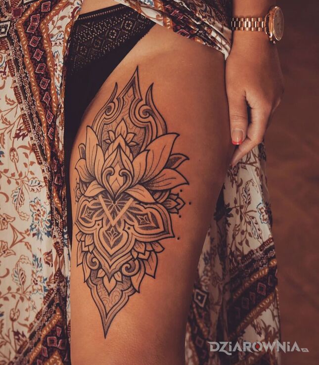 Tatuaż kwiat lotosu w motywie mandale i stylu graficzne / ilustracyjne na udzie