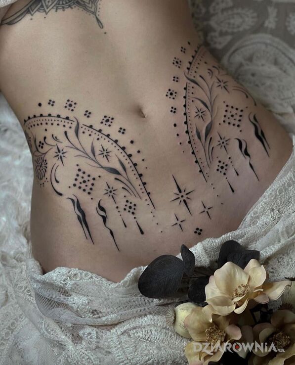 Tatuaż gwiazdeczki na brzuchu w motywie czarno-szare i stylu minimalistyczne na brzuchu