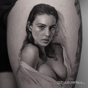 Tatuaż Monica Bellucci na udzie motyw: 3D styl: realistyczne