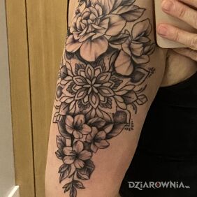 Tatuaż Kwiaty, mandale na ręce motyw: czarno-szare styl: graficzne / ilustracyjne