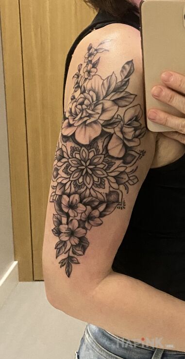 Tattoo Kwiaty, mandale in mandalas motif and graphic / illustrative style on the upper arm