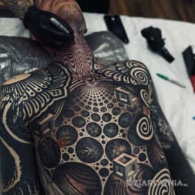 Tatuaż Geo na brzuchu motyw: czarno-szare styl: geometryczne