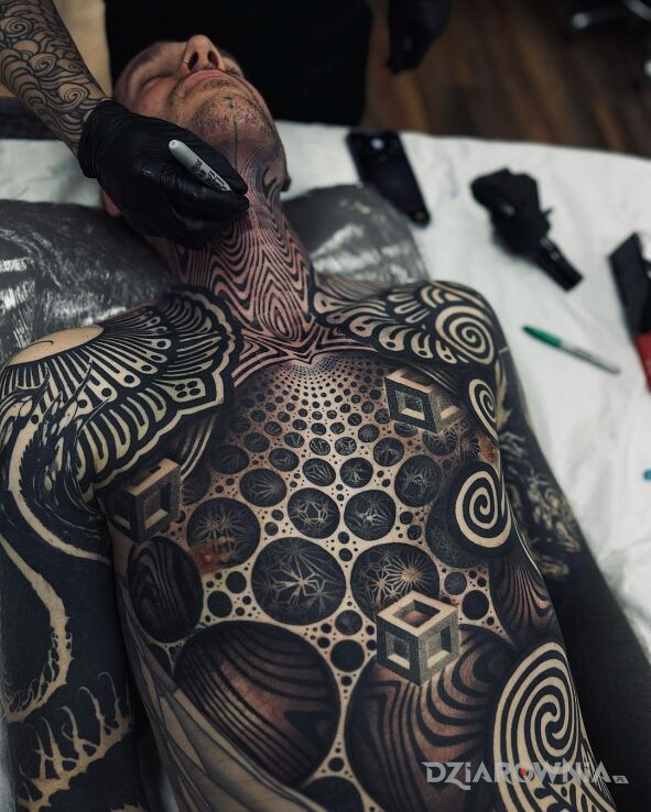 Tatuaż geo w motywie 3D i stylu geometryczne na brzuchu