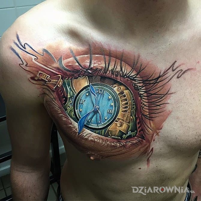 Tatuaż oko-zegarek w motywie 3D na klatce