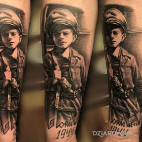Tatuaż 1944 na przedramieniu motyw: postacie styl: realistyczne