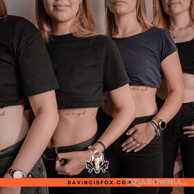 Tatuaż @davincisfox Tatuaż fineline dla kobiet na żebrach motyw: napisy styl: minimalistyczne