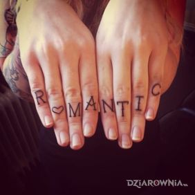 Tatuaż Romantic na palcach motyw: napisy