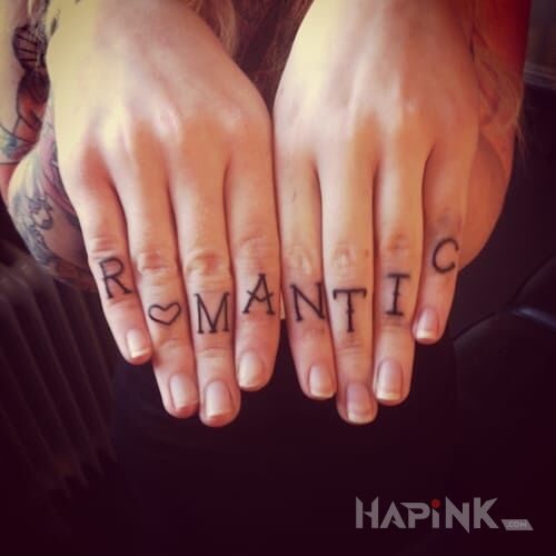 Tattoo Romantic in lettering motif on the fingers