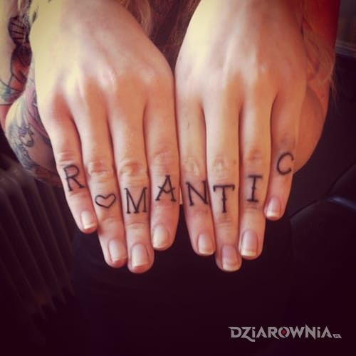 Tatuaż romantic w motywie napisy na palcach