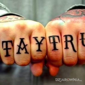 Tatuaż Stay True na palcach motyw: napisy