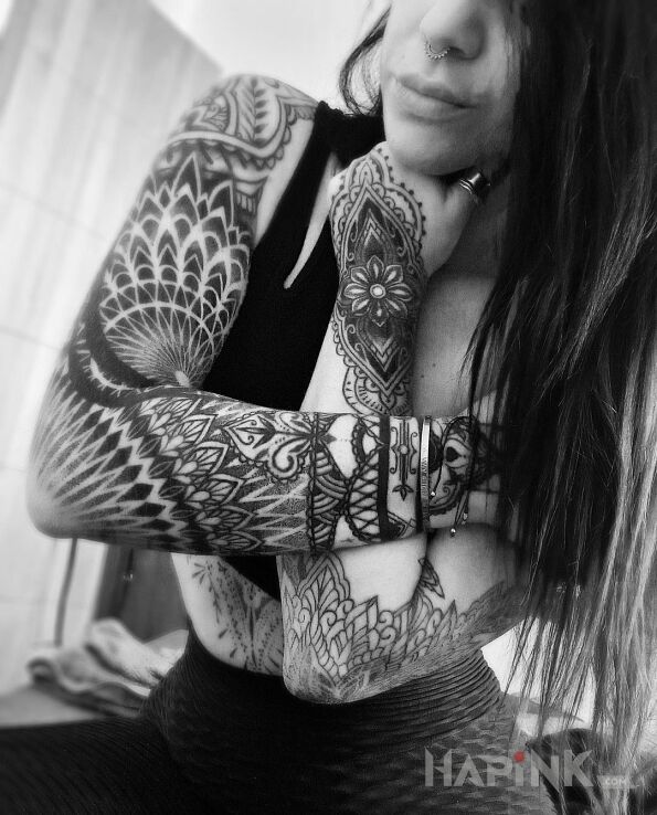 Tattoo Trochę geometrii, trochę ornamentu in ornaments motif and geometric style on the upper arm