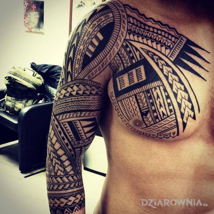 Tatuaż plemienny w motywie rękawy i stylu polinezyjskie na klatce