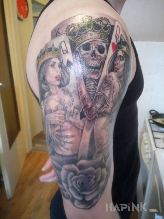 Tattoo Karty, król, królowe, róża in skulls motif and realistic style on the upper arm