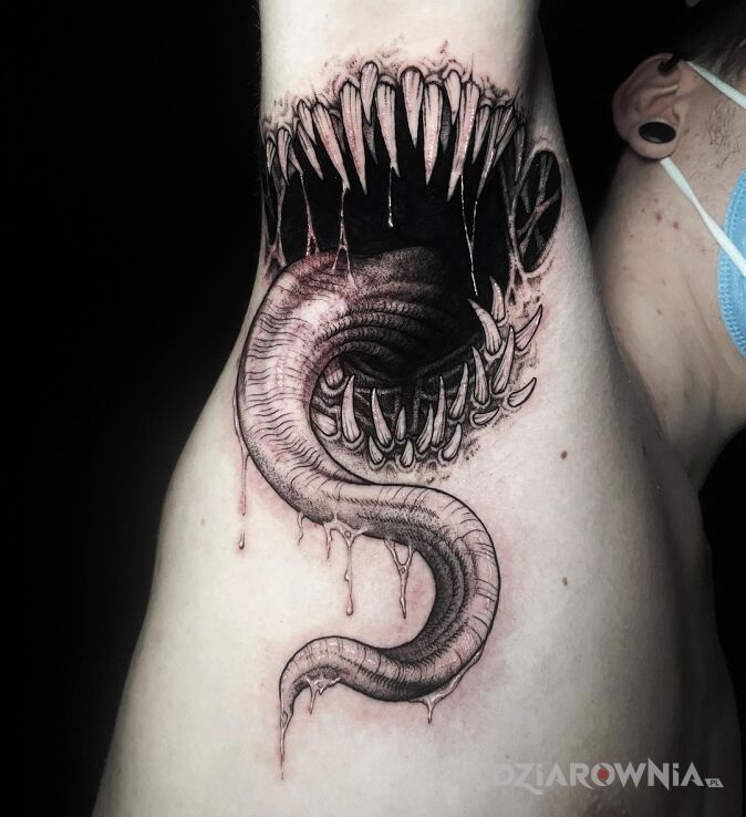 Tatuaż jęzor spod pachy w motywie mroczne i stylu graficzne / ilustracyjne pod pachą