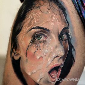Tatuaż Portret na nodze motyw: seksowne styl: realistyczne