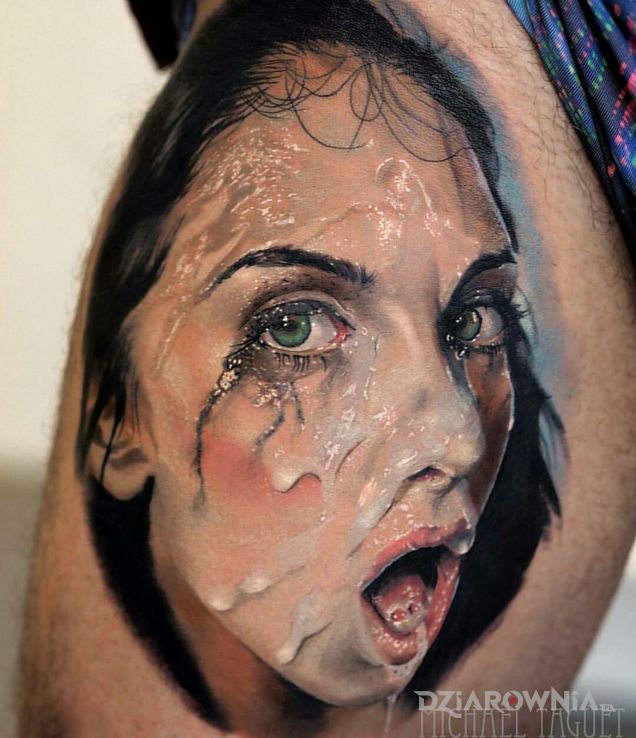 Tatuaż portret w motywie twarze i stylu realistyczne na nodze
