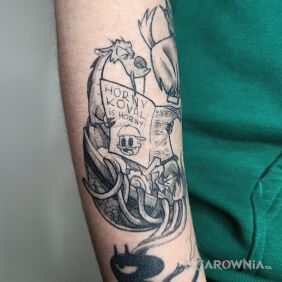 Tatuaż Wspaniały smok Mushu biorący kąpiel w rosole na ręce motyw: postacie styl: kreskówkowe / komiksowe