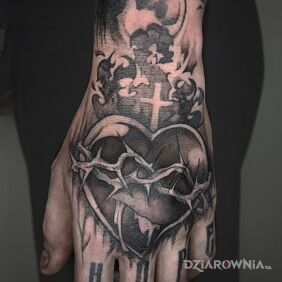 Tatuaż Miej serce na dłoni na ręce motyw: czarno-szare styl: surrealistyczne